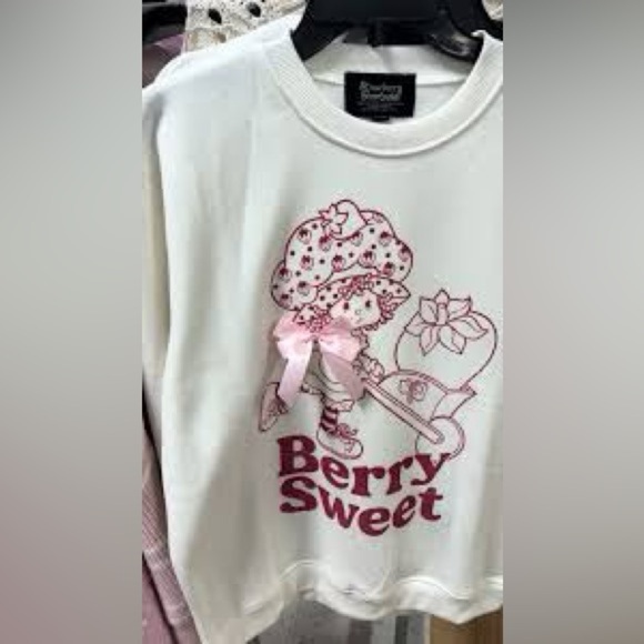 Strawberry Shortcake Sweatshirt Size Medium Cream Pink Red NWOT - Picture 2 of 9